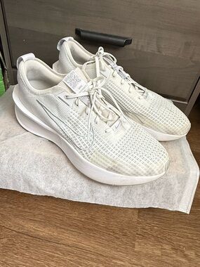 Nike Interact Run Womens Size 13 White Running Shoes